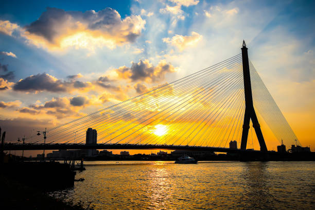 vibração e crepúsculo saturado da ponte rama 8, o famoso marco em bangkok, tailândia - bridge bangkok suspension bridge river - fotografias e filmes do acervo