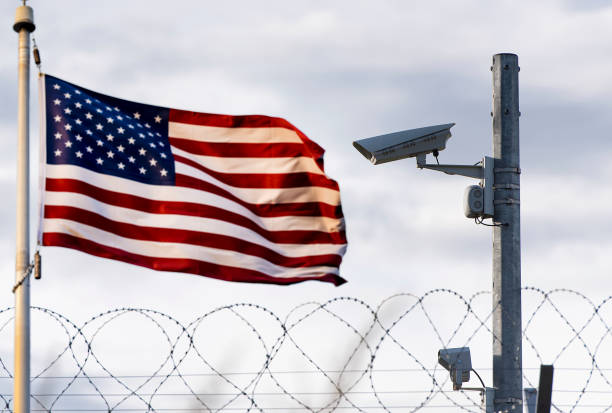 美國邊境, 監控攝像頭, 鐵絲網和美國國旗, 概念圖片。 - 危機 圖片 個照片及圖片檔
