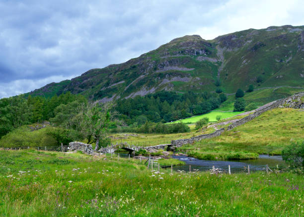 View of Slater's Bridge, in Little Langdale, Coniston, Lake District, England. The Hodge Close walk, in Coniston, provides a range of wonderful views of Lakeland fells, including Lingmoor, Bowfell and the Pike of Blisco. slate ridge stock pictures, royalty-free photos & images