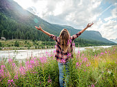 jubelnde-frau-offene-arme-bei-sonnenaufgang-in-wilden-blumenfeld-am-fluss.jpg?b=1&s=170x170&k=20&c=A-oQHNeULY-OryOHb_BtpP7zYe_SLTAj3nhDdzwvg88=