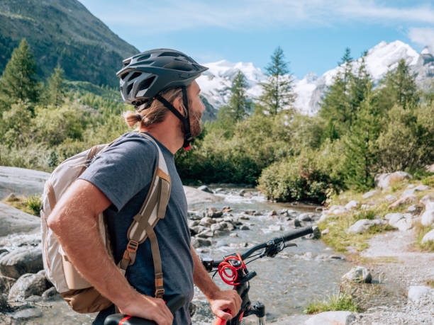 istock Man on mountain bike looking at panorama 1264062511
