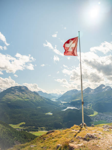 vue spectaculaire des alpes suisses dans le canton de graubunden en suisse - engadine european alps switzerland water photos et images de collection