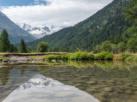 Uitzicht over de bocht in de Buller kloof met een man op de oever van de rivier