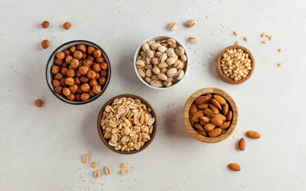 banner verschiedene nüsse. die getrockneten nüsse, haselnüsse, mandeln und andere. gesundes essen, gesunde snacks. - pine nut nut seed vegan food stock-fotos und bilder