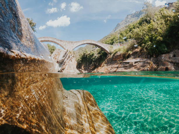 сплит подводный выстрел долины верзаска и моста, тичино - ticino canton stone switzerland water стоковые фото и изображения