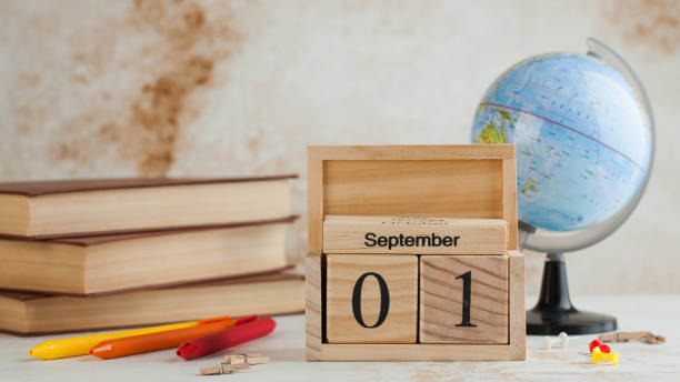 calendario de madera 1 de septiembre en una pila de libros, globo terráqueo. concepto para el día del conocimiento, comienzo del año escolar. copiar espacio. - calendar september education month fotografías e imágenes de stock