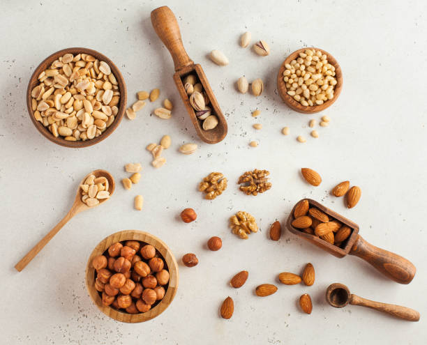 banner verschiedene nüsse. die getrockneten nüsse, haselnüsse, mandeln und andere. gesundes essen, gesunde snacks. - pine nut nut seed vegan food stock-fotos und bilder