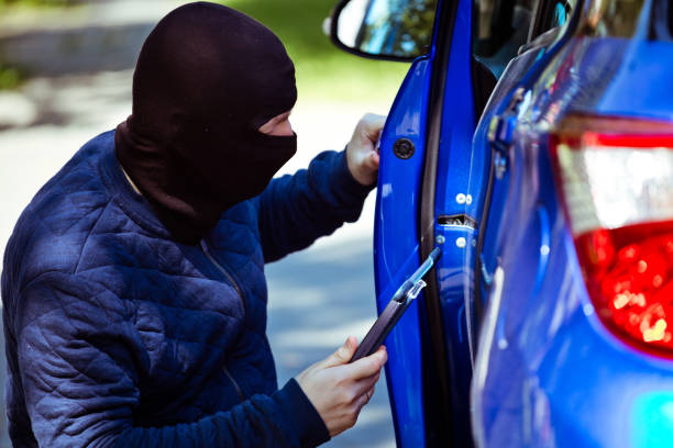угонщик автомобилей - car stealing thief car thief стоковые фото и изображения