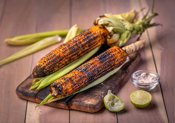 сладкая кукуруза на гриле с лаймом и солью - corn corn on the cob grilled roasted стоковые фото и изображения