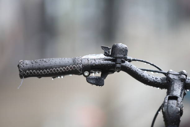 manillar de bicicleta en las gotas de lluvia - bicycle pedal pedal bicycle macro fotografías e imágenes de stock