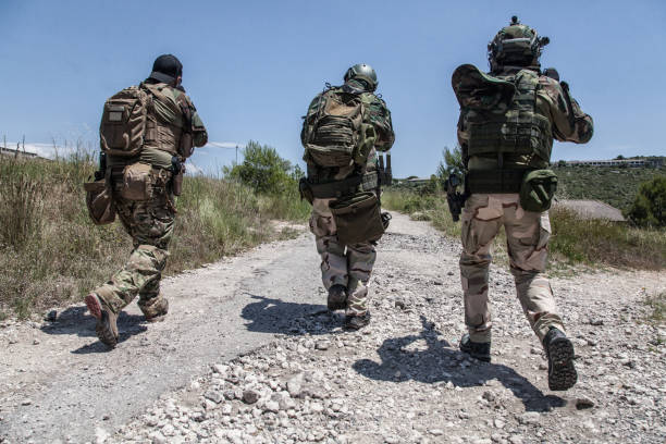 soldados del ejército corriendo por carretera en zona abandonada - personal militar español fotografías e imágenes de stock