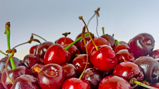 クローズアップ甘いチェリー。熟した赤い果実。選択的フォーカス - medicine closed antioxidant close to ストックフォトと画像