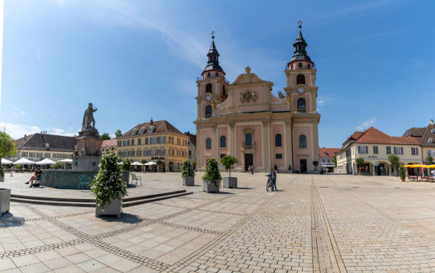 vista da histórica praça do mercado barroco em ludwigsburg - ludwigsburg - fotografias e filmes do acervo