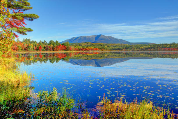 메인의 작은 연못에 있는 카타딘 산 반사 - mt katahdin 뉴스 사진 이미지