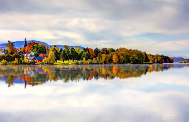 アディロンダックスのタッパー湖の秋 - adirondack mountains ストックフォトと画像