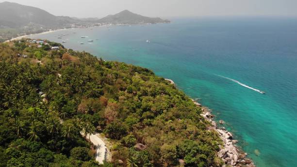 centros turísticos de buceo en isla tropical. vista de drones de sairee beach como parte del complejo de buceo en un día soleado en el paraíso exótico isla koh tao en tailandia. - thailand beach koh tao nautical vessel fotografías e imágenes de stock