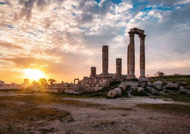 夕暮れ時のアンマン・シタデルの遺跡 - amman ストックフォトと画像