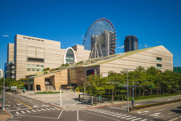 scenario della città di taipei con ruota panoramica a taiwan - ferris wheel foto e immagini stock