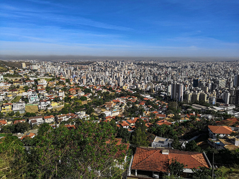 Vista de la ciudad de Belo Horizonte desde Mirante das Mangabeiras, mostrando el cruce de la ciudad con la naturaleza. photo