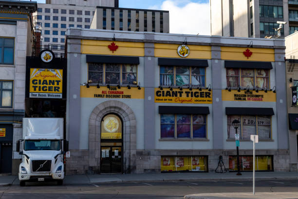 The Original Giant Tiger in Ottawa's ByWard Market Ottawa, Ontario, Canada - May 9, 2020: The first location of the Giant Tiger chain of Canadian discount stores in the ByWard Market area of Ottawa. st george street stock pictures, royalty-free photos & images