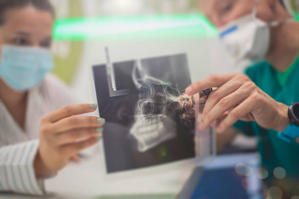 los resultados han llegado en - medical exam dental hygiene caucasian mask fotografías e imágenes de stock