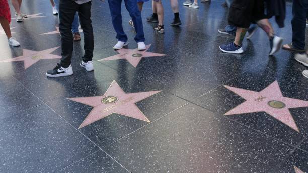 passeggiata della fama su hollywood boulevard a los angeles. pedastriani che camminano vicino a star celebrità sull'asfalto. pavimento passerella vicino a dolby e tcl chinese theatre - cerimonia degli oscar foto e immagini stock