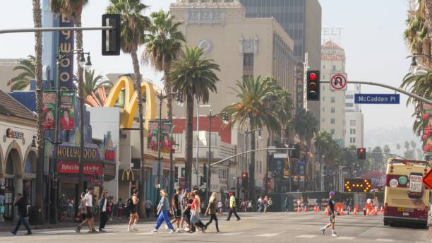 passeggiata della fama, hollywood boulevard nella città di los angeles. pedastriani che camminano sul marciapiede della strada. intrattenimento e cinema industria iconico punto di riferimento turistico - cerimonia degli oscar foto e immagini stock