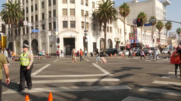 passeggiata della fama, hollywood boulevard nella città di los angeles. pedastriani che camminano sul marciapiede della strada. intrattenimento e cinema industria iconico punto di riferimento turistico - cerimonia degli oscar foto e immagini stock