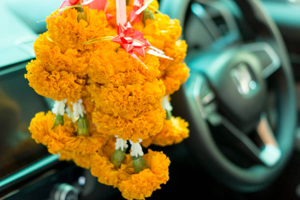 marigold guirnalda para celebrar un nuevo coche, la tradición de tailandia. - selling merchandise craft thailand fotografías e imágenes de stock