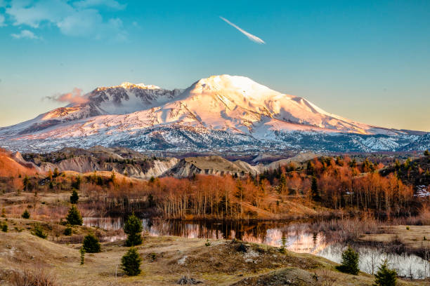 End of winter hiking on Mt Saint Helens End of winter hiking on Mt Saint Helens, Washington, USA mount st helens stock pictures, royalty-free photos & images