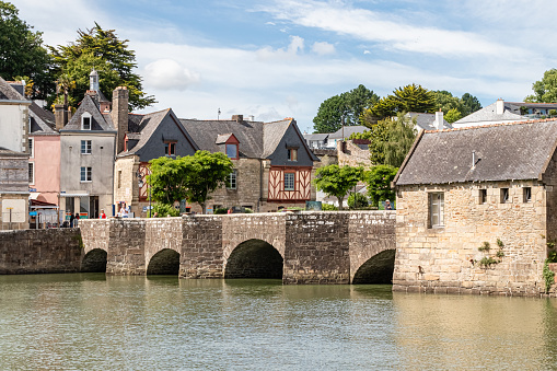 The town is crossed by a small coastal river, the Auray river, which opens into the Gulf of Morbihan. The upper town is on the west bank of the river, on the edge of the Armorican plateau, deeply cut by the river. The port of Saint-Goustan is at the bottom of the valley, east of the river.