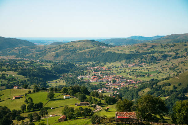 grünes tal in kantabrien, spanien - town village panoramic green stock-fotos und bilder