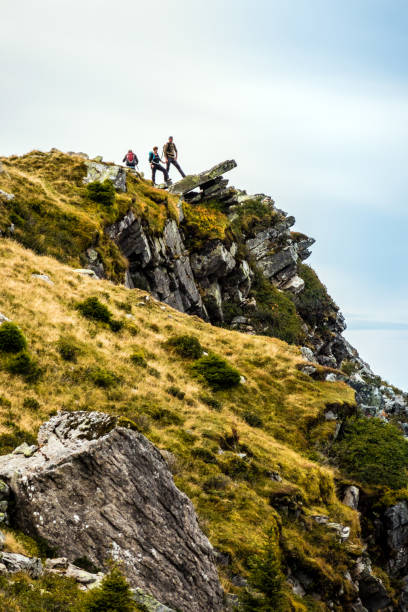 eine gruppe von wanderern auf dem grat vom sigriswiler rothorn, thun, berner oberland, schweiz - bernese oberland thun oberland panoramic stock-fotos und bilder