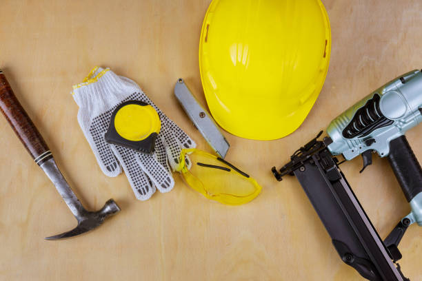 エアネイラー工具建設手袋付きハード安全ヘルメット帽子は、産業安全メガネ、ナイフ、建設ハンマーゲージ仕上げ釘付けを測定テープ - construction construction material work tool nail ストックフォトと画像