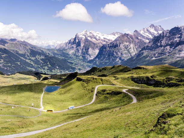 mit dem postauto von grindelwald auf den männlichen, im hintergrund das wetterhorn und das schreckhorn, berner oberland, schweiz - schreckhorn stock-fotos und bilder