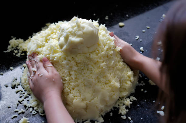 un niño dando forma a la masa de papa en casa - smashed potatoes fotografías e imágenes de stock