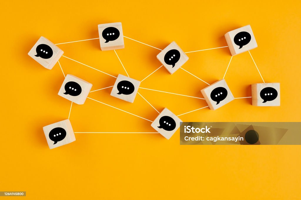 Concept online communicatie of sociale netwerken. Houten kubussen met spraakbellen aan elkaar gekoppeld. - Royalty-free Communicatie Stockfoto