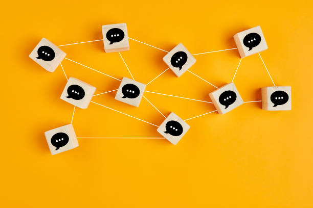 concept online communicatie of sociale netwerken. houten kubussen met spraakbellen aan elkaar gekoppeld. - gesprek stockfoto's en -beelden
