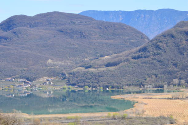 lago caldaro - lake caldaro fotografías e imágenes de stock