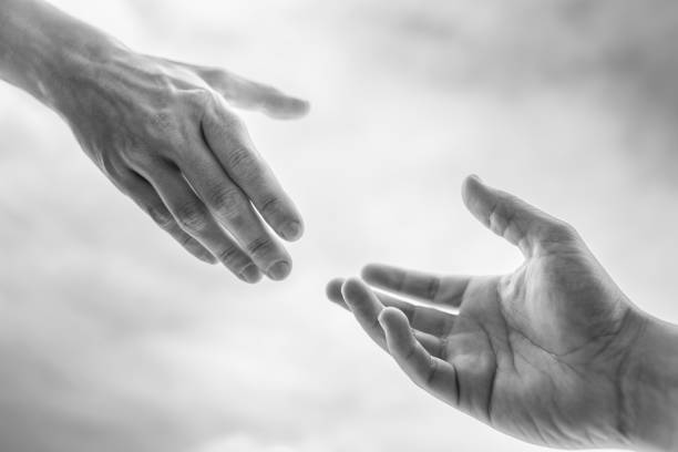 dar una mano de ayuda a un amigo necesitado. mano extendiendo la mano a otro. - reaching human hand handshake support fotografías e imágenes de stock