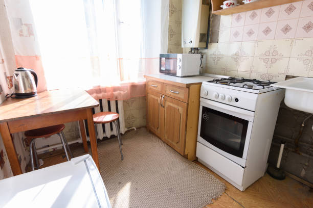 gesamtansicht einer alten kücheneinheit im inneren einer reparaturbedürftigen küche - small domestic kitchen apartment rental stock-fotos und bilder
