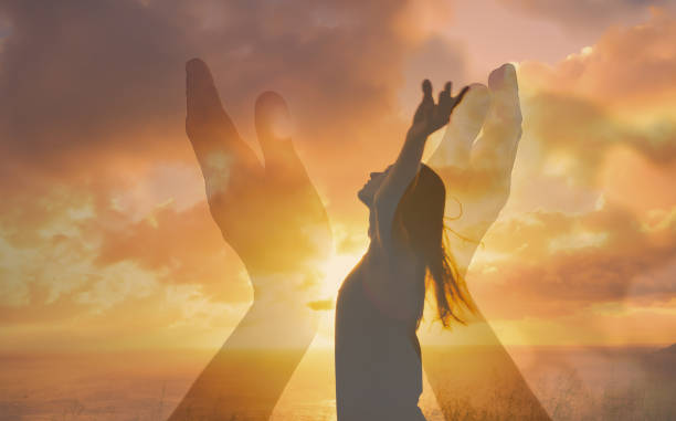 젊은 여자는 문제를 버리고 공중에 팔을 자유롭게 느낀다. - god sunbeam sunset religion 뉴스 사진 이미지