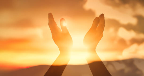 adorando mãos para o céu. - iluminação espiritual - fotografias e filmes do acervo