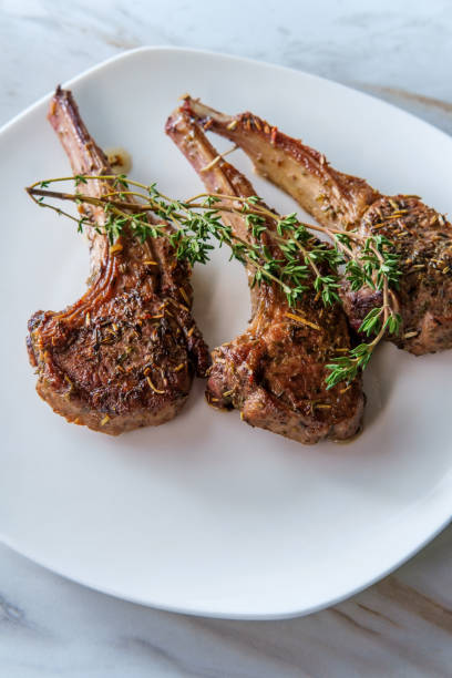 lamb rib rosemary thyme - food elegance cutlet restaurant imagens e fotografias de stock