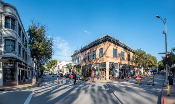 les gens profitent d’une chaude journée de printemps dans la vieille ville de san luis opisto à la rue principale historique de monterey - san luis obispo county photos et images de collection