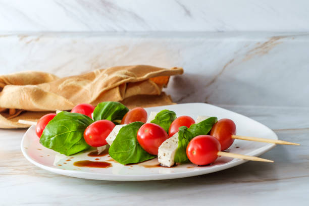 szaszłyki sałatkowe caprese - balsamic vinegar caprese salad tomato mozzarella zdjęcia i obrazy z banku zdjęć