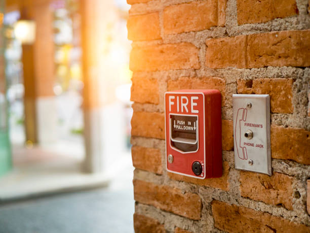 allarme antincendio di emergenza sul muro - fire button foto e immagini stock