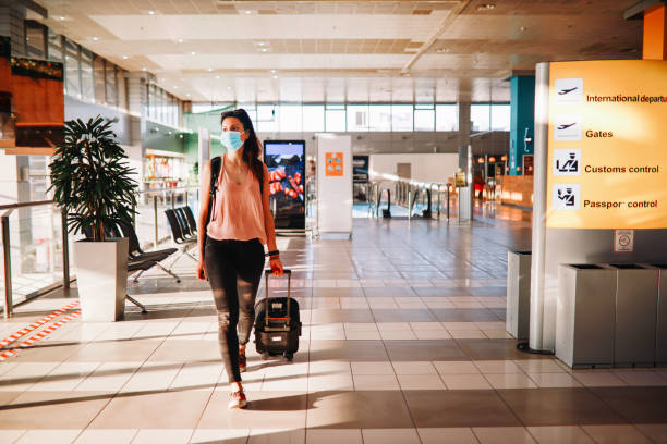 viajante solo em tempos de pandemia - airport lounge airport one person bag - fotografias e filmes do acervo