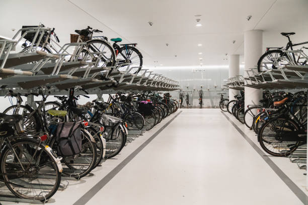 stationnement souterrain moderne de bicyclette - parking vélo photos et images de collection