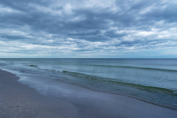 storm approaching the beach - textured nature hurricane caribbean sea imagens e fotografias de stock